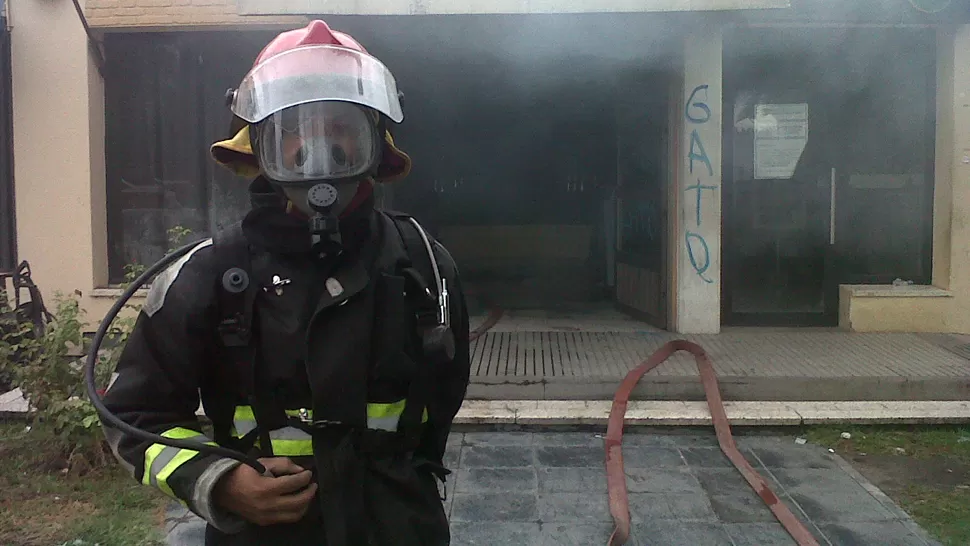 APAGANDO EL FUEGO. Bomberos trabajaron en la Municipalidad. LA GACETA