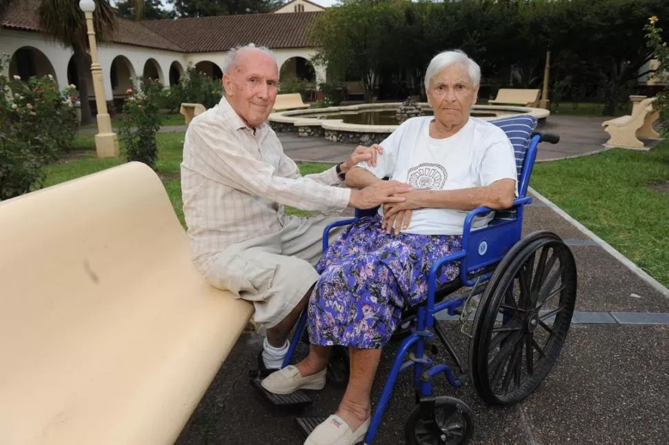 UN AMOR DE PELÍCULA. Carlos Acuña y su mujer, María Nilda Elena Soria, viven felices en el hogar San José, de los Padres Azules.