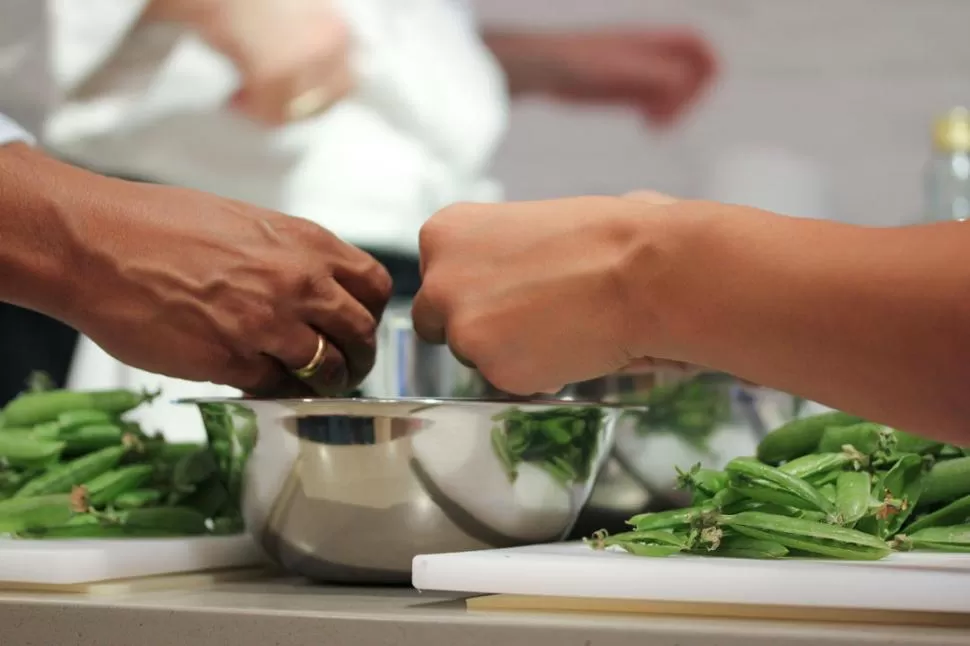 AIRES DE IGUALDAD. La cocina ya no es territorio exclusivo de las mujeres. Se convirtió en un espacio nuevo para los juegos compartidos de la pareja. 