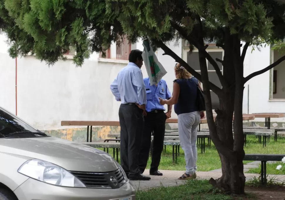 DIÁLOGO EN EL PATIO. La abogada Geraldine Salazar ejerció la defensa de unos de los policías involucrados. LA GACETA / FOTOS DE OSVALDO RIPOLL