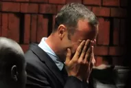 Pistorius lloró cuando escuchó los cargos en su contra