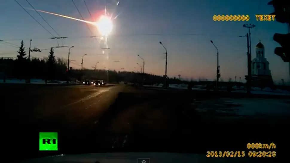 ILUMINADOS POR EL METEORITO. Una cámara fija captó la caída de uno de los fragmentos en la zona de los Montes Urales. CAPTURA DE VIDEO