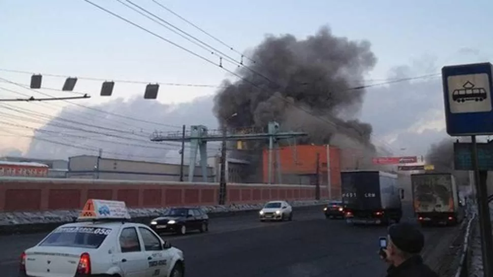 TEMOR. Algunos transeuntes registran con su celulares los daños que dejó el meteorito. FOTO TOMADA DE GAZETA.RU