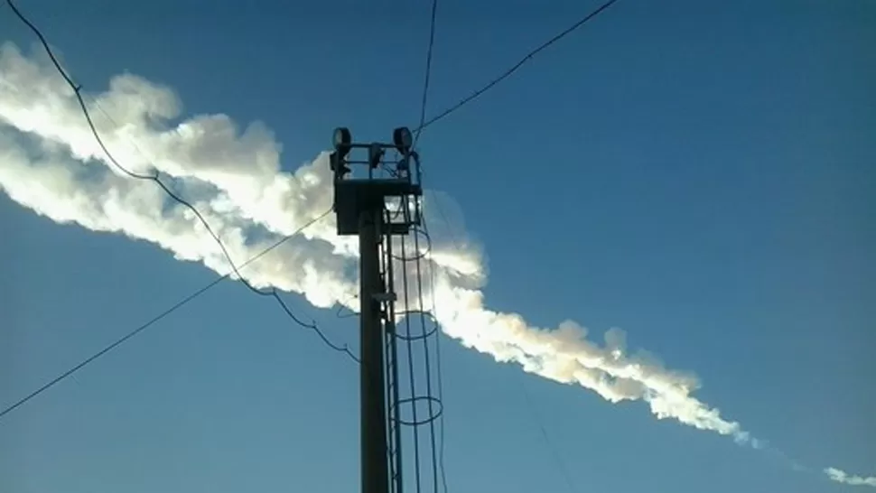 MARCAS Y SUSTO. El meteorito iluminó y trazó el cielo durante la mañana. FOTO TOMADA DE GAZETA.RU