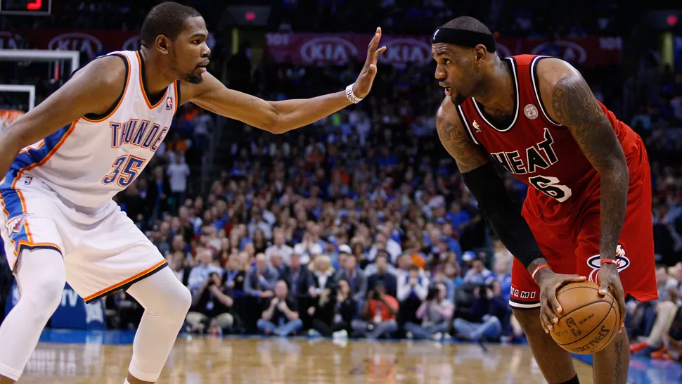 FRENTE A FRENTE. Dos de los mejores jugadores de la liga se volvierona  ver las caras después de la consagración de los Heat. REUTERS