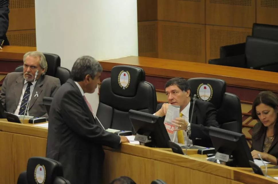 ANÁLISIS. Terán y Teri leen una nota de LA GACETA sobre los temas de la sesión. 