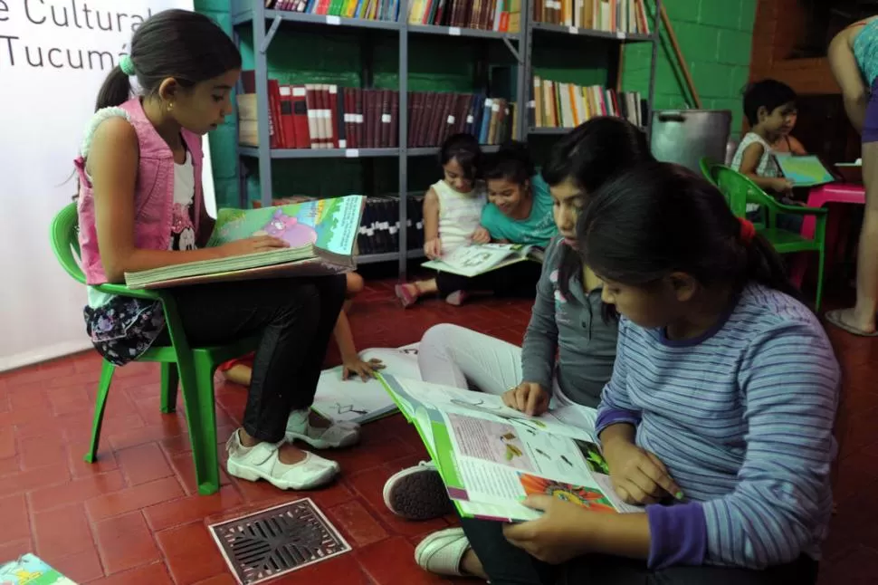 PASEN. Los chicos entran y saludan a Emilio y Juana, los dueños de casa. Llegan hasta el fondo y sacan algún libro de cuentos para leer en el piso o sentados en sillitas.   