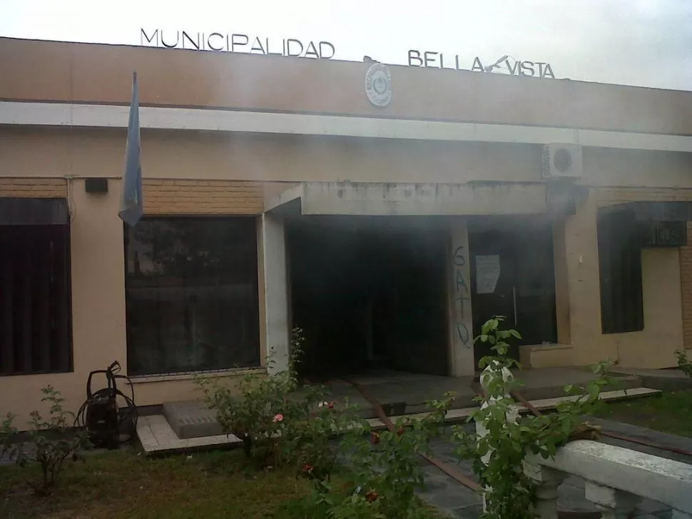 EN LLAMAS. La sede municipal permanece cerrada desde ayer; por la tarde aún salía humo desde el interior.  
