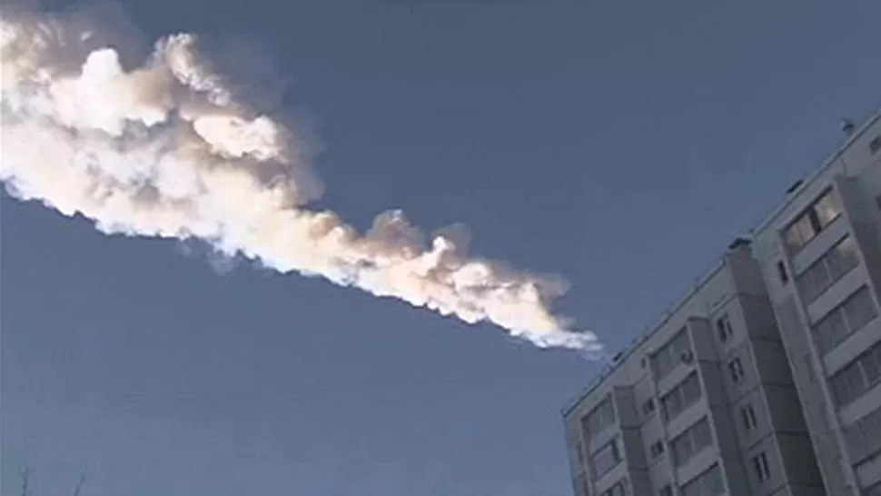 METEORITOS EN LA CALLE. Imagen de la estela dejada por el cuerpo espacial en los Urales. REUTERS