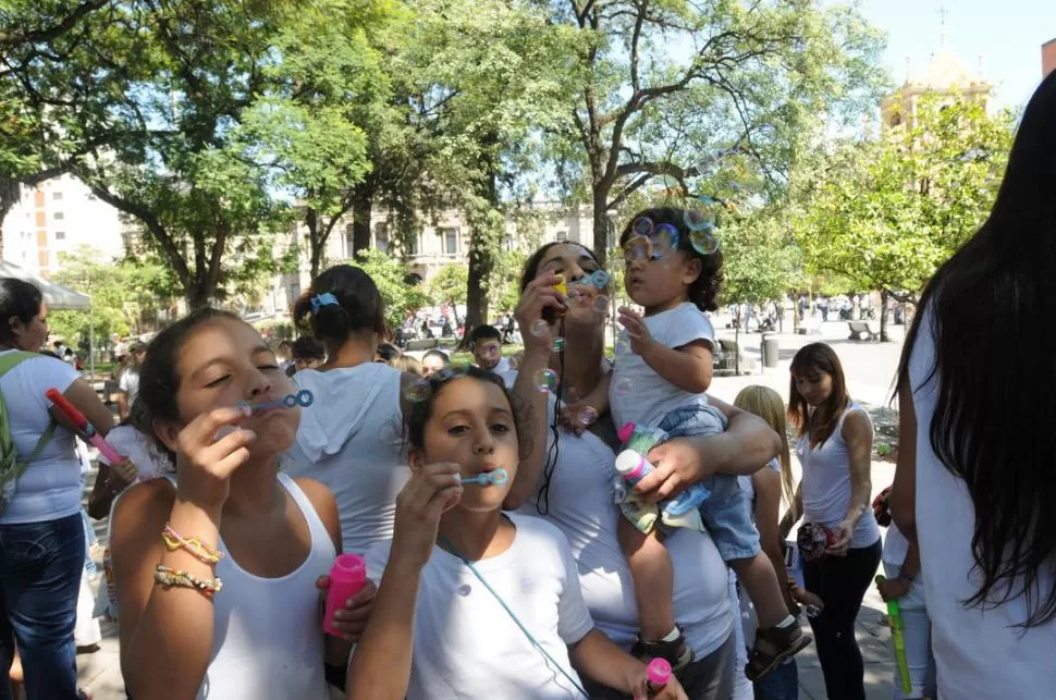 SUELTA DE BURBUJAS. Familiares, amigos, niños y mucha gente solidaria se unió para apoyar la lucha por la vida. LA GACETA / FOTOS DE MARIA SILVIA GRANARA 