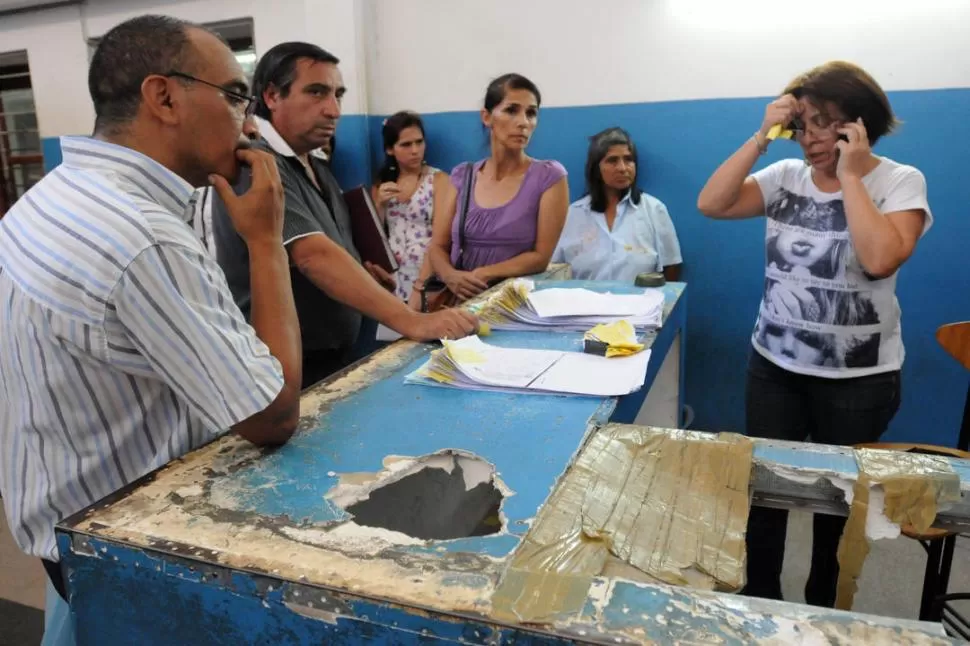 CRÁTER. Con ese mostrador hecho trizas, de un lado y del otro, las caras sólo pueden ser de fastidio. En ese ambiente no hay aire acondicionado.  LA GACETA / FOTOS DE MARIA SILVIA GRANARA