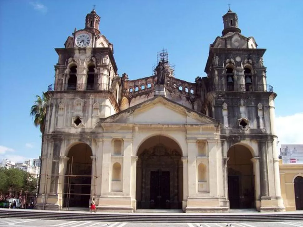 CATEDRAL COLONIAL DE CÓRDOBA. En 1812, el Ejército del Norte necesitaba, para su transporte, las muladas mansas de esa provincia. LA GACETA / ARCHIVO