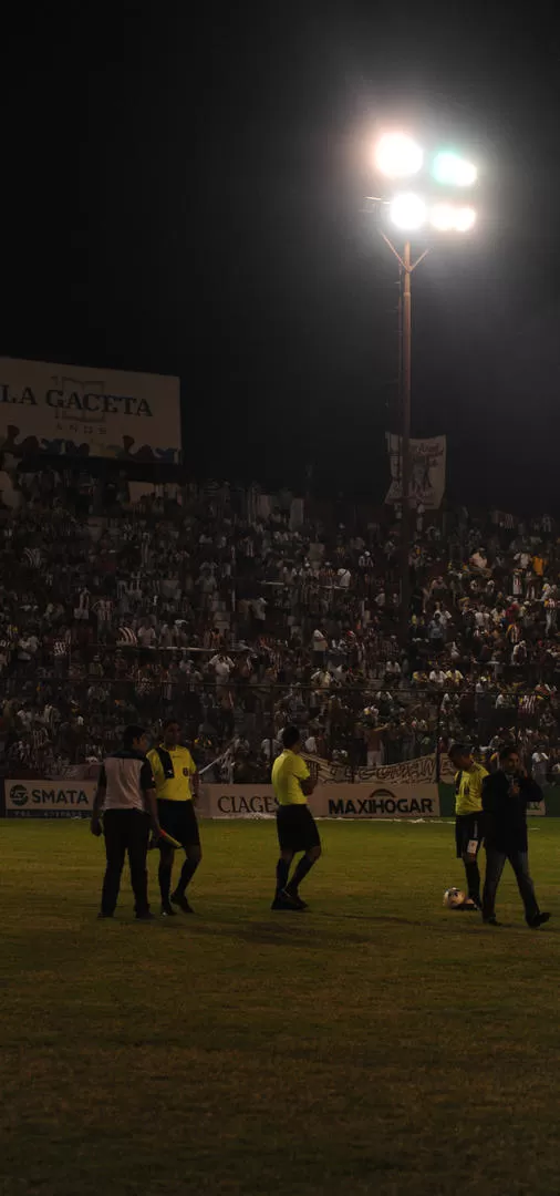 NO SE MOVIERON. La terna arbitral estuvo firme en el campo durante el apagón  