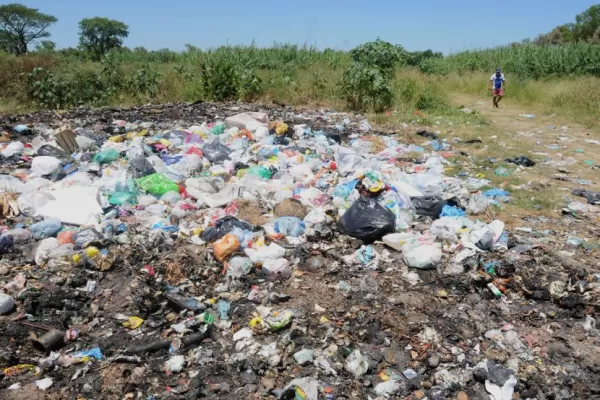 Amontonan la basura al aire libre, cerca del río