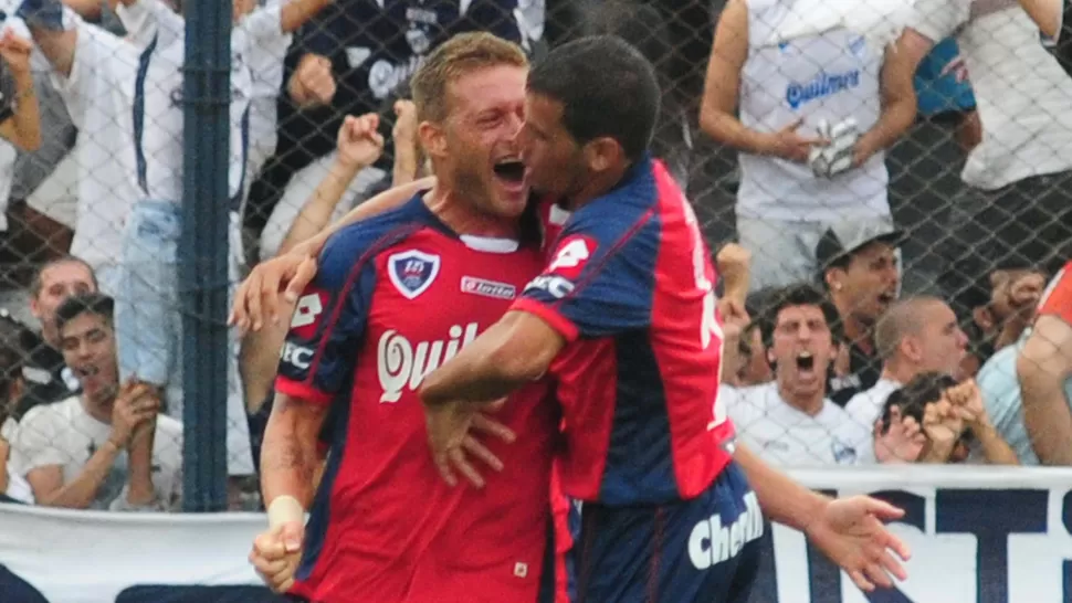 GOLAZO. Cobo celebra la apertura del marcador para los cerveceros. DYN