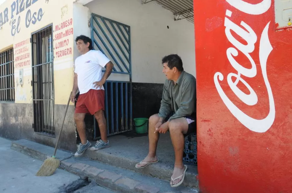 VÍCTIMA. Miguel Aguilar (de pie) aseguró que, de día, le robaron la bicicleta.  