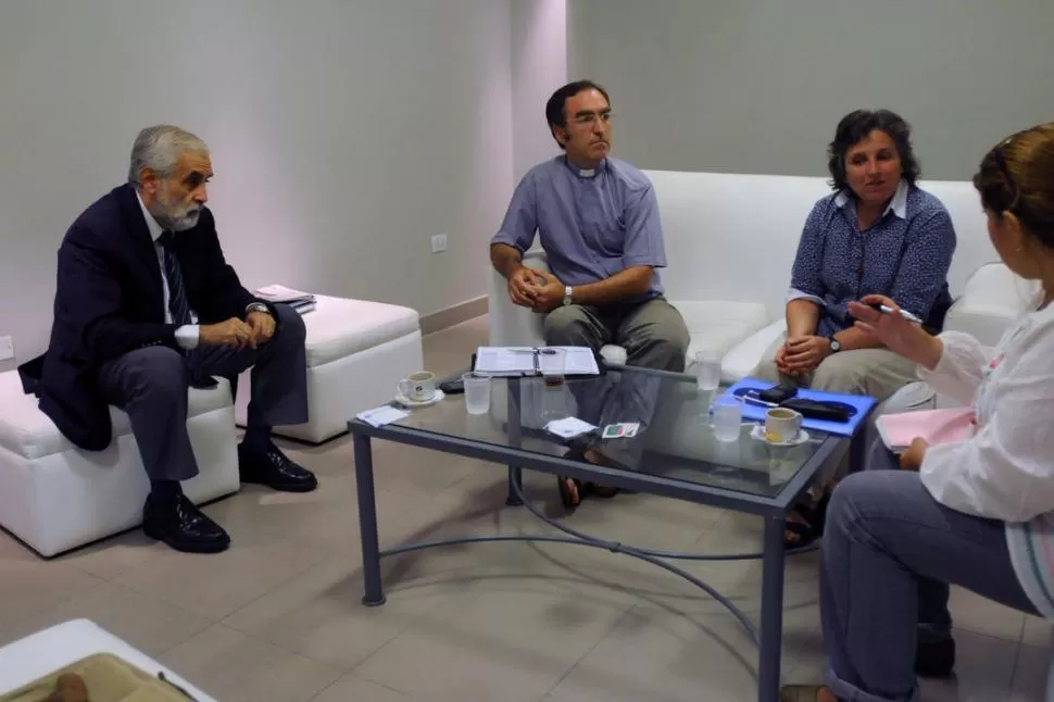 REFLEXIONANDO. Carlos Abrehu, el padre Jorge Blunda y la religiosa dominica Cynthia Folquer analizaron la situación de la Iglesia Católica y hablaron de los desafíos que afronta la Institución. LA GACETA / FOTO DE INES QUINTEROS ORIO 