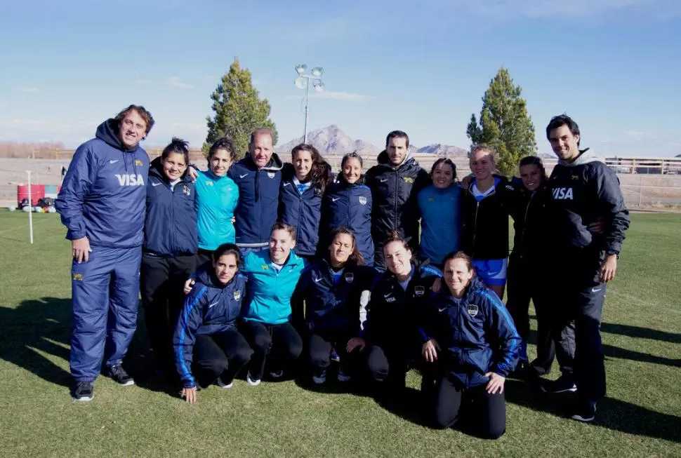 PRIVILEGIADAS DE LA HISTORIA. El plantel femenino, junto a entrenadores y colaboradores, posó con el desierto de Las Vegas de fondo. Fue la primera participación de Las Pumas en un Seven del Circuito. 