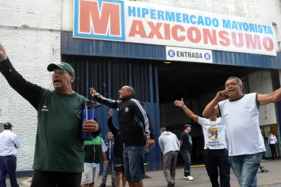 Camioneros bloquea el ingreso a un supermercado mayorista