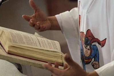 Un sacerdote cautiva a niños con hábitos repletos de superhéroes