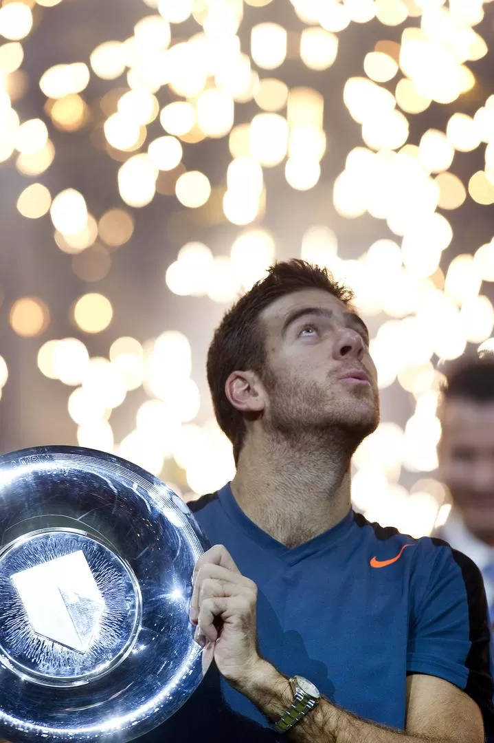 DEFENDIÓ Y MÁS. Del Potro, que se hizo fuerte usando distintos recursos, posó feliz con su trofeo de campeón del torneo en el que el año pasado fue subcampeón. 