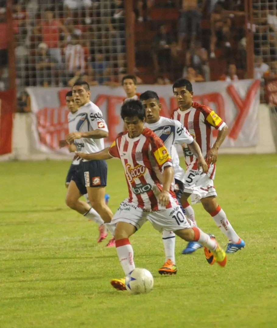 CUMPLIÓ EL 10. En el último partido Roldán se hizo cargo del juego de San Martín y hasta se dio el lujo de marcar un gol. LA GACETA / FOTO DE OSVALDO RIPOLL