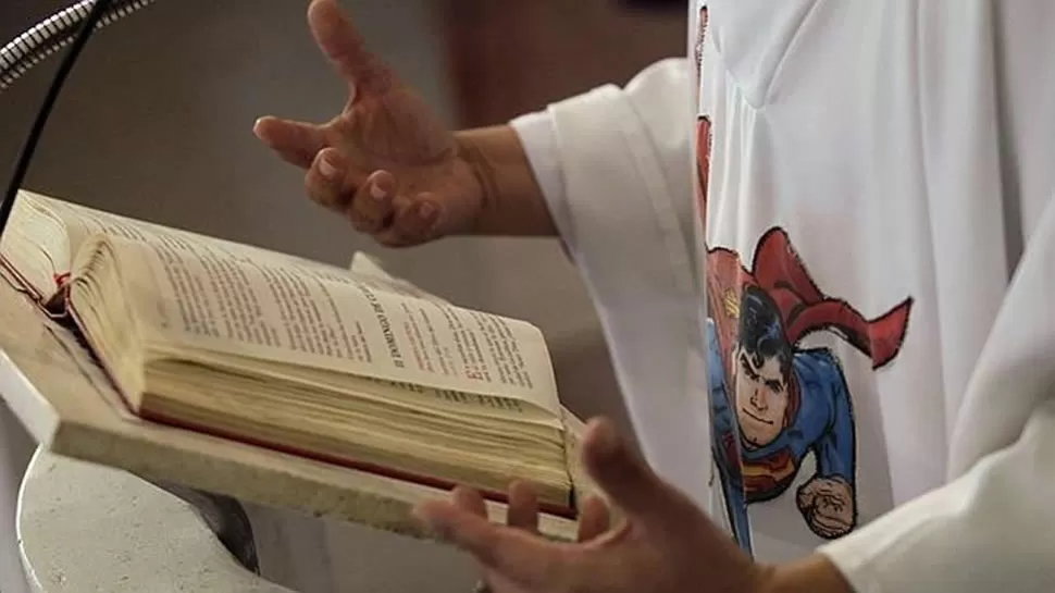 SUPER SACERDOTE. El religioso escogió heroes con una fuerte historia de superación para atraer de vuelta a los fieles. FOTO TOMADA DE ABC.ES