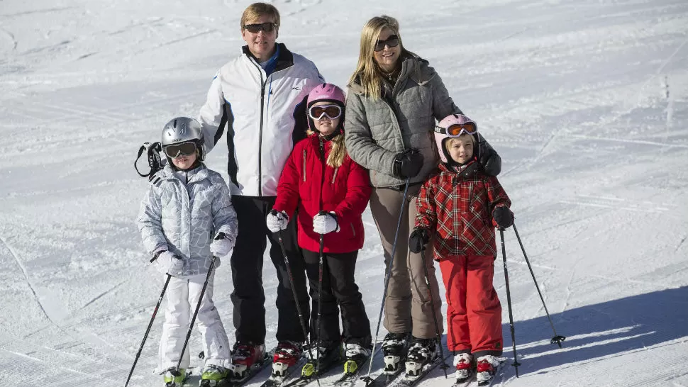 DESCANSO. Máxima y sus familia, en los Alpes. REUTERS.