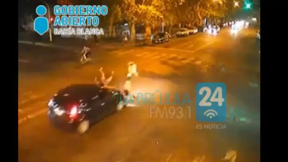 MOMENTO JUSTO. Las chicas pasaron en verde y fueron embestidas. CAPTURA DE VIDEO