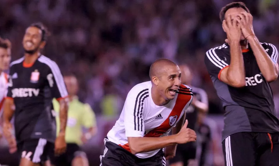 PURA FELICIDAD. De volea, el franco-argentino David Trezeguet marcó el único gol del partido. La alegría fue completa, porque hoy -por ayer- llegó mi familia de Europa y vinieron a la cancha, dijo el goleador. 