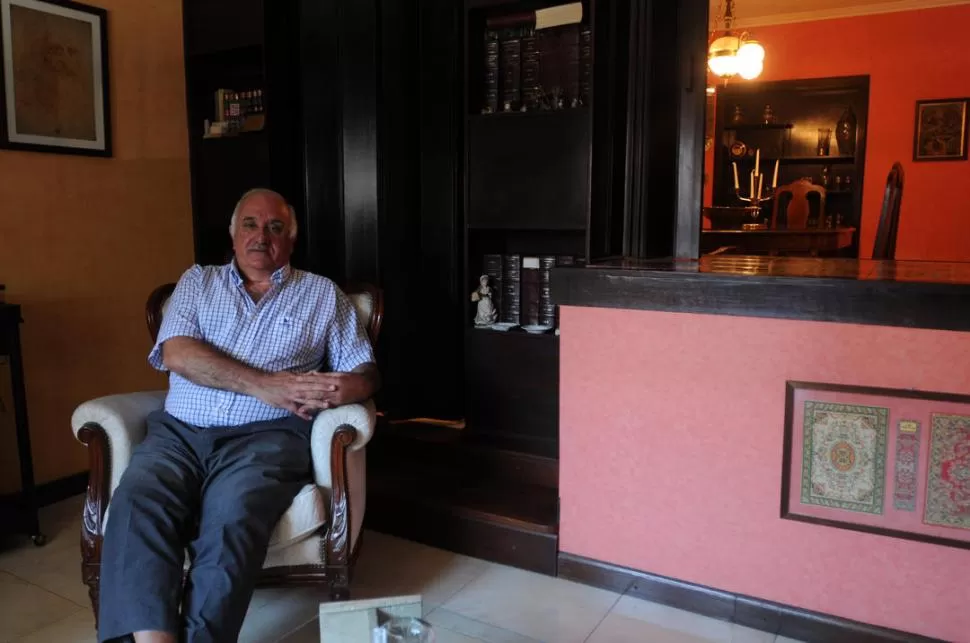 EN SU VIVIENDA. El ex fiscal federal, Alfredo Terraf, dialogó con LA GACETA en su residencia de barrio Sur. LA GACETA / FOTOS DE INéS QUINTEROS ORIO  