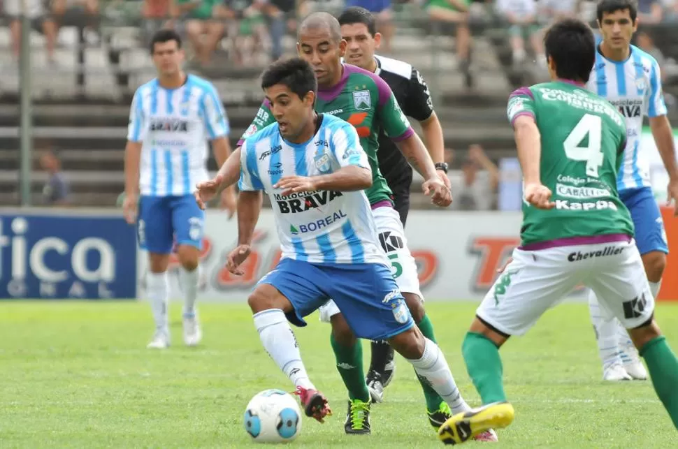 MANEJO. Bustamante recuperó su lugar en el equipo y, sobre todo en el primer tiempo, cumplió una buena actuación. 