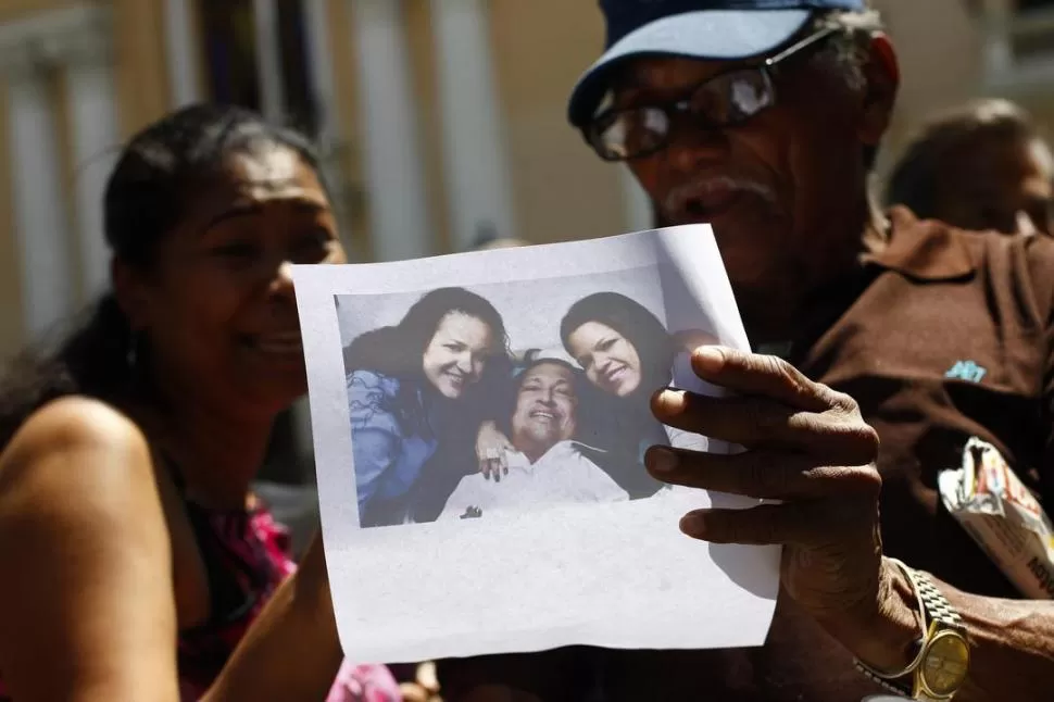 DIFUSIÓN. El gobierno repartió fotos de Chávez entre los venezolanos. REUTERS