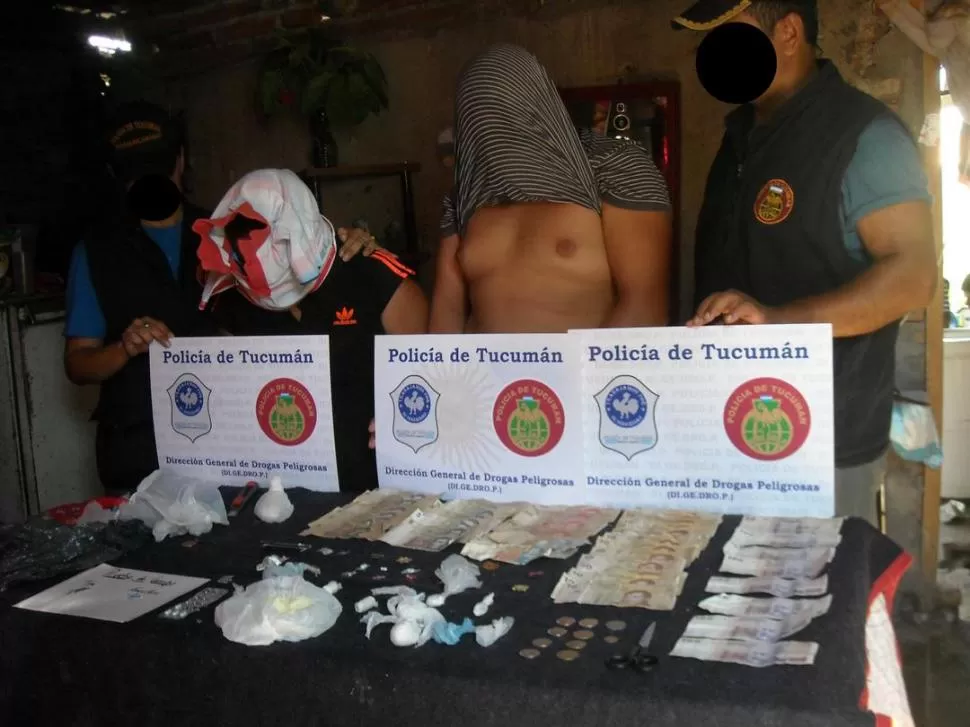 EL SECUESTRO. Además de las sustancias, la Policía encontró $ 1.530 en billetes de baja denominación. GENTILEZA DIGEDROP