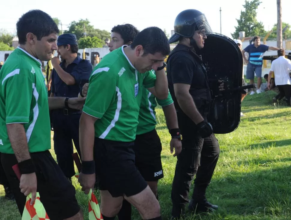 LAMENTABLE. Un petardo explotó cerca de Daniel Décima y lo dejó prácticamente nocaut. El asistente fue hospitalizado.  