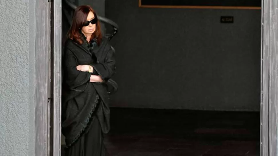 EN SOLEDAD. Vestida de negro y con lentes oscuros, Cristina aguardaba la llegada de los restos de su suegra. FOTO TOMADA DE OPISATACRUZ.COM.AR