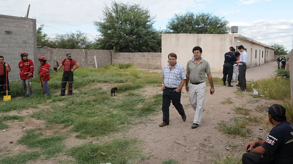 SEGUIMIENTO. Garmendia, uno de los abogados de Trimarco, supervisa las excavaciones en La Rioja. GENTILEZA JORGE TORRES / EL INDEPENDIENTE