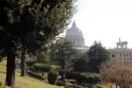 Benedicto XVI modificaría las leyes para elegir a su sucesor