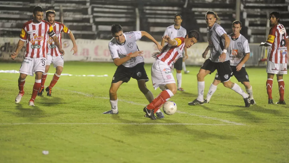 PELEADO. San Martín empezó ganando pero se le complicó en el complemento. LA GACETA/ FOTO DE ANTONIO FERRONI.