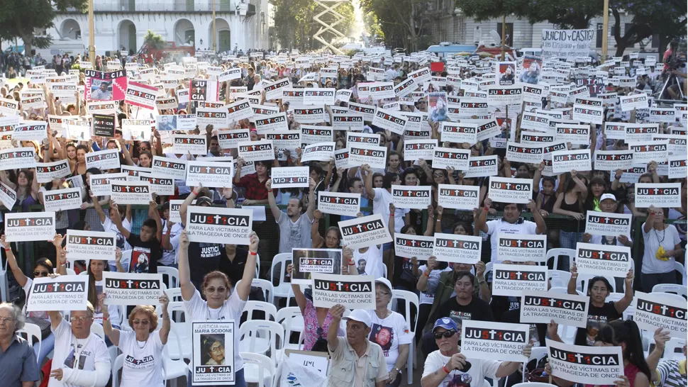 MULTITUDINARIO. Miles de personas reclamaron justicia. DYN