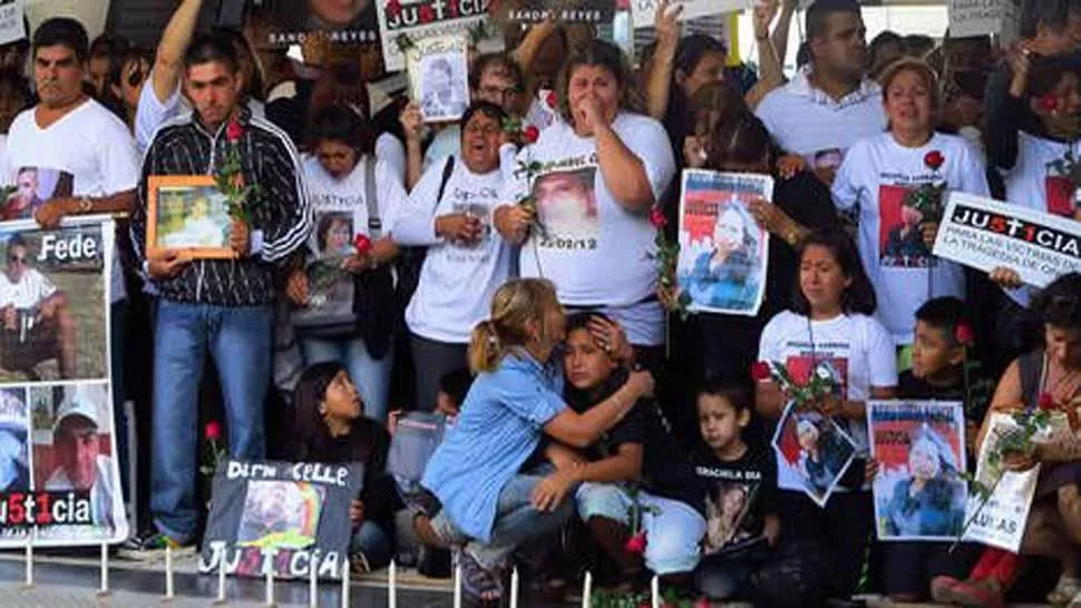 DOLOR. Familiares exhiben fotos de las víctimas. FOTO TOMADA DE CLARIN.COM