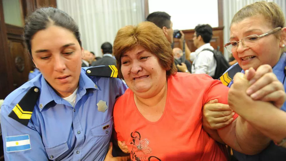 COMPLICADA. Mama Lily se largó a llorar cuando la absolvieron del caso. LA GACETA / FOTO DE HÉCTOR PERALTA.