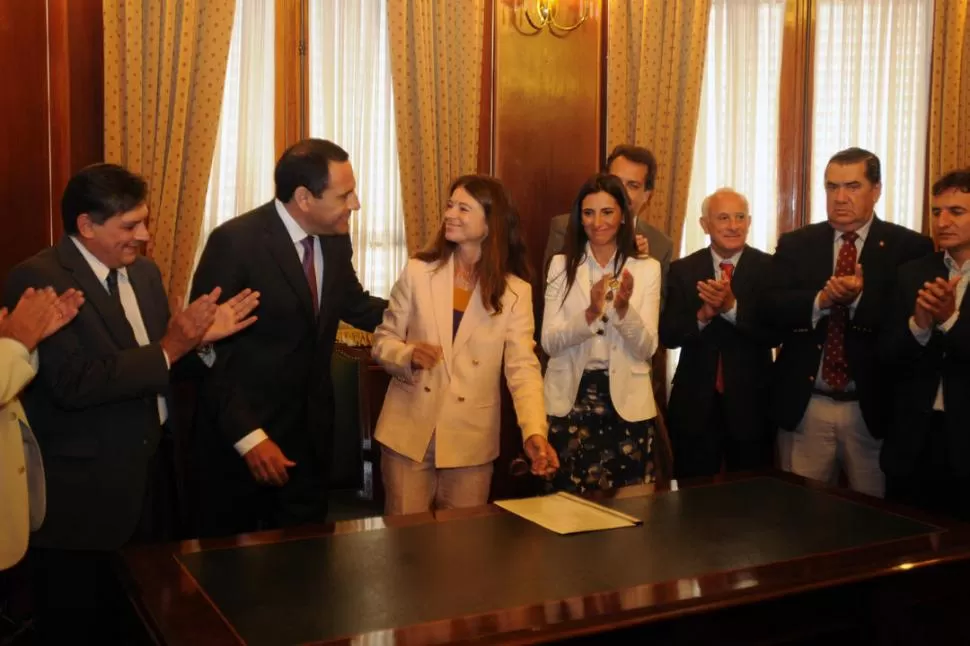 POR DIOS, LA PATRIA Y EL HONOR. Amado saluda a Sbdar después del juramento; Posse y un grupo consejeros aplauden a la nueva presidenta. LA GACETA / FOTO DE INES QUINTEROS ORIO 