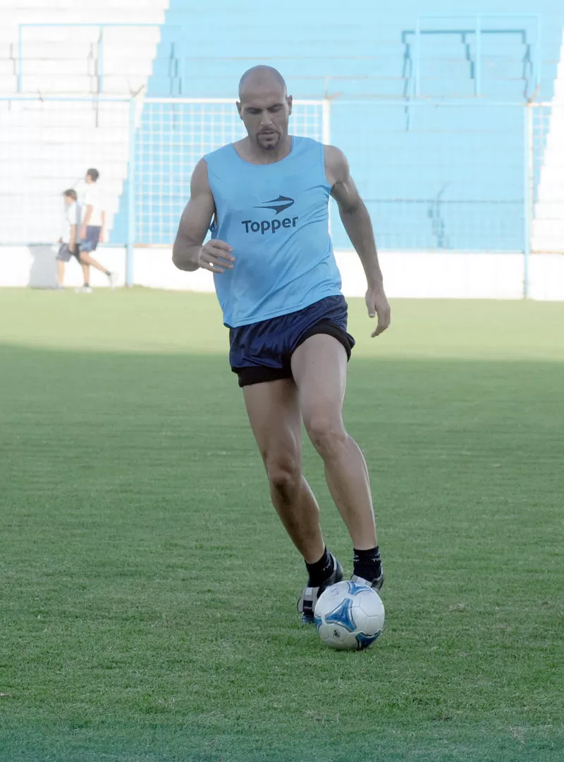 CERO VIOLENCIA, Barone domina la pelota y pide que no haya problemas. 