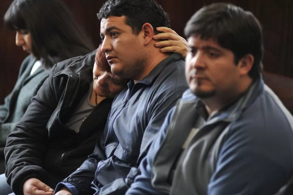 Los imputados Irma medina junto a sus hijos Gonzalo y José Chenga Gómez. LA GACETA / foto de Jorge Olmos Sgrosso