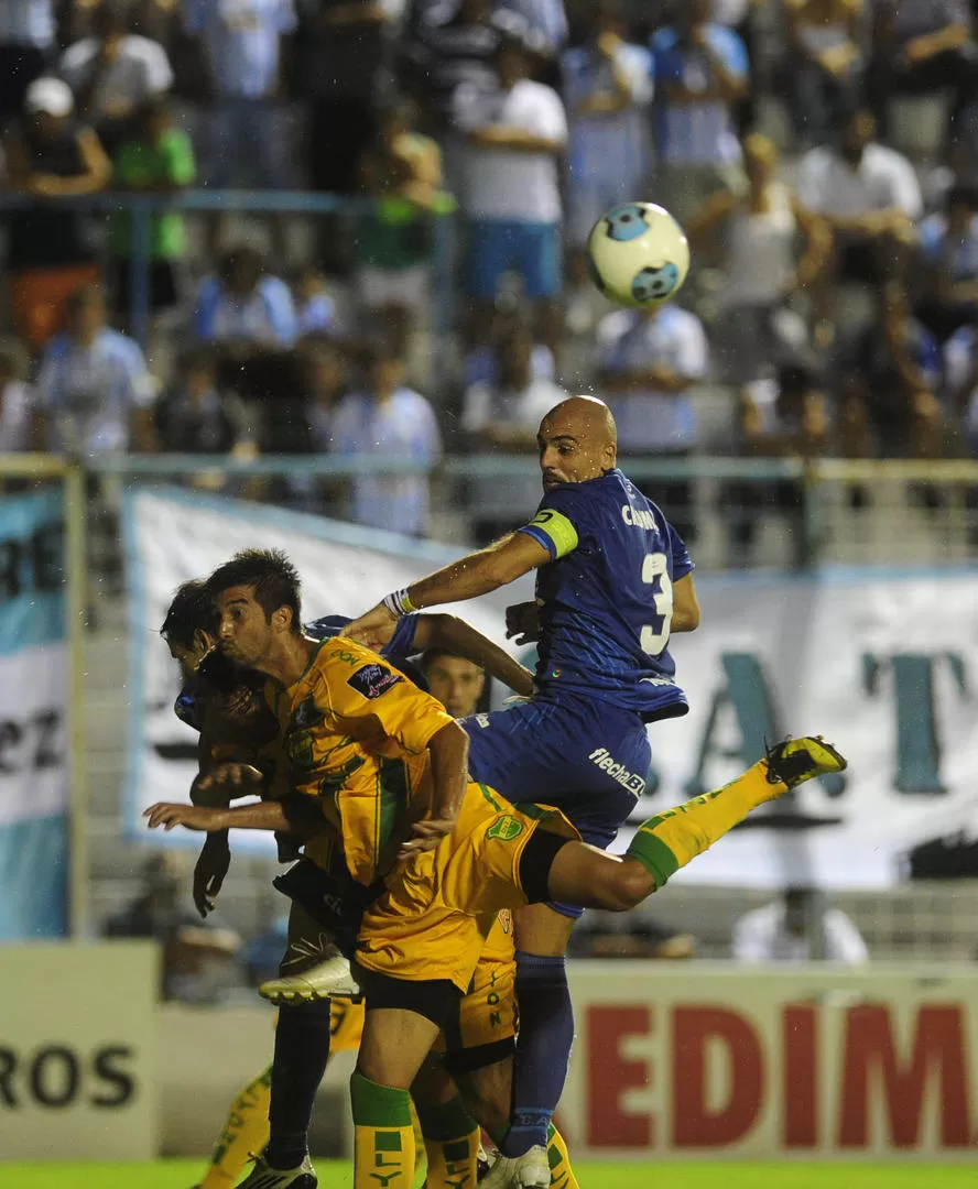 GANÓ EN LAS ALTURAS. Barone fue eficaz en las pelotas paradas pero en las jugadas en movimiento cometió varios errores. 