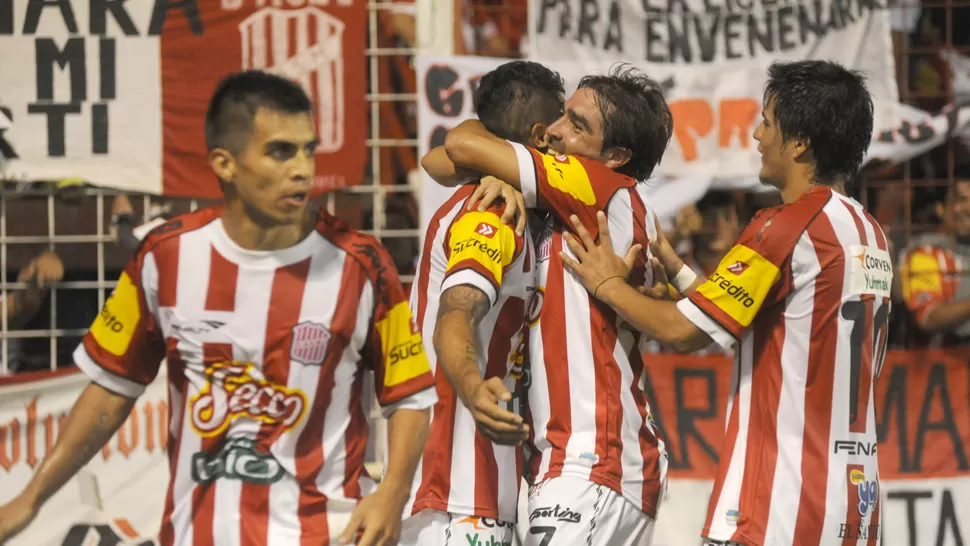 CAMINO AL ASCENSO. Con este triunfo, el santo  abre una puerta en dirección a la B Nacional. LA GACETA/ FOTO DE ENRIQUE GALINDEZ. 