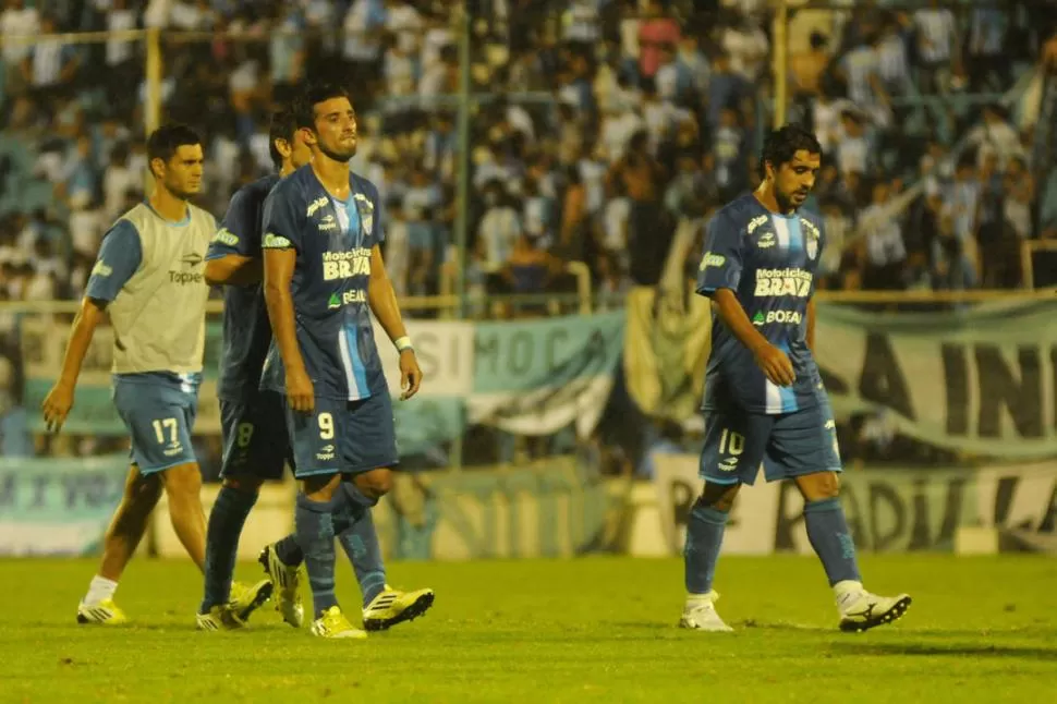 QUE DOLOR. Enzo Maidana, Diego Barrado y Federico Almerares no entienden nada. Defensa ganó bien en el Monumental 