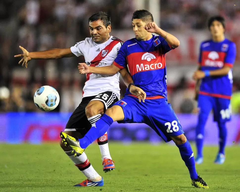 LUCHA CUERPO A CUERPO. Gabriel Mercado trata de frenar un ataque de Tigre encabezado por Leandro Leguizamón. El millonario reaccionó justo a tiempo y consiguió una gran victoria frente al matador. 