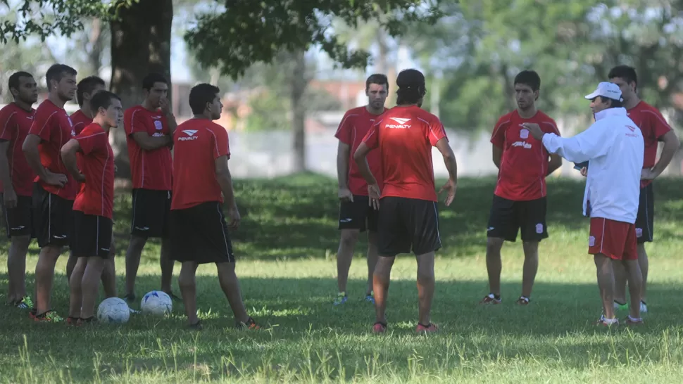 PUESTA A PUNTO. Roldán habla con el equipo que seguramente saldrá a la cancha el fin de semana. LA GACETA / ANTONIO FERRONI